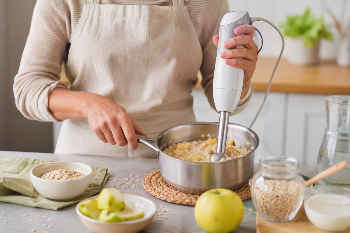 preparaci&oacute;n de avena cocida con manzana para beb&eacute;