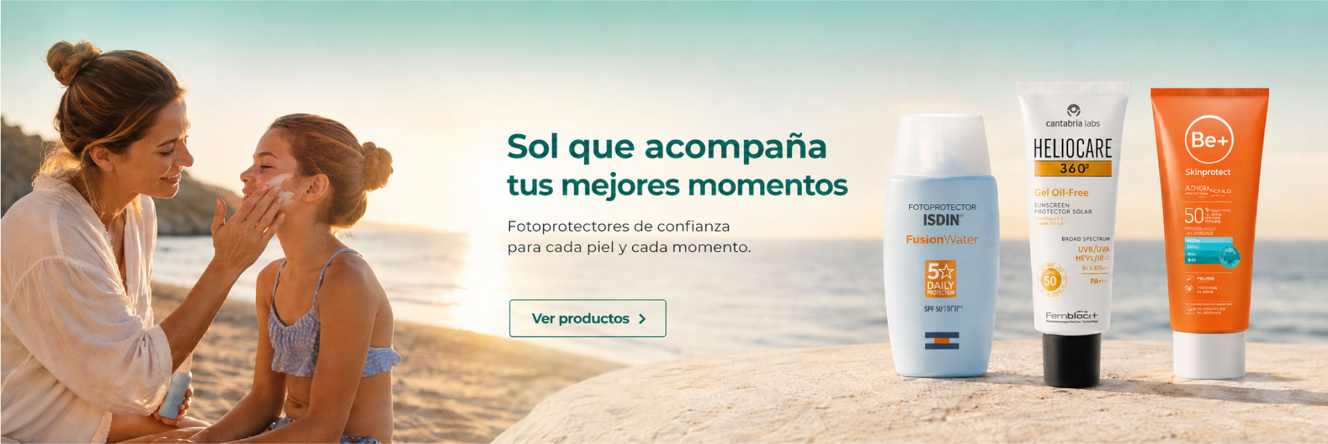 Mujer aplicando fotoprotector a una ni&ntilde;a en la playa junto a solares ISDIN, Heliocare 360 y Be+