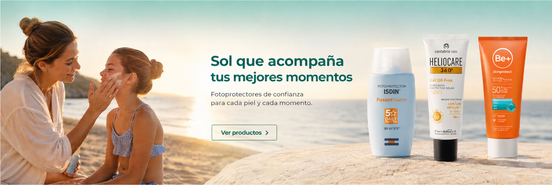 Mujer aplicando fotoprotector a una ni&ntilde;a en la playa junto a solares ISDIN, Heliocare 360 y Be+
